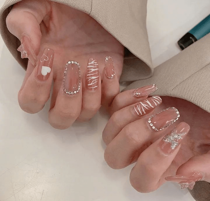 价钱均价19.9，一样价钱，你选发福奶茶还是款式无限的穿戴美甲？