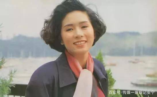 刘昊然在家写论文看来同一批毕业生同一片天空啊