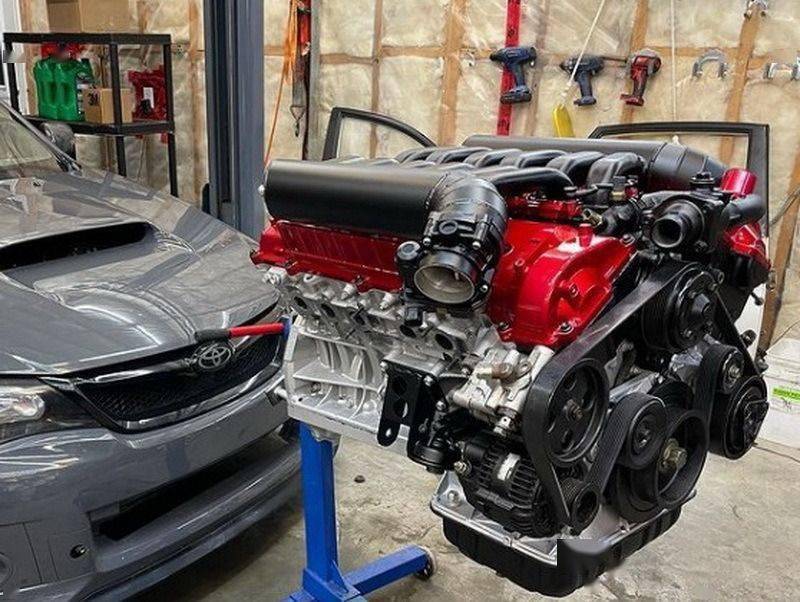 斯巴鲁impreza sti移植v12引擎,发动机舱被塞的满满的