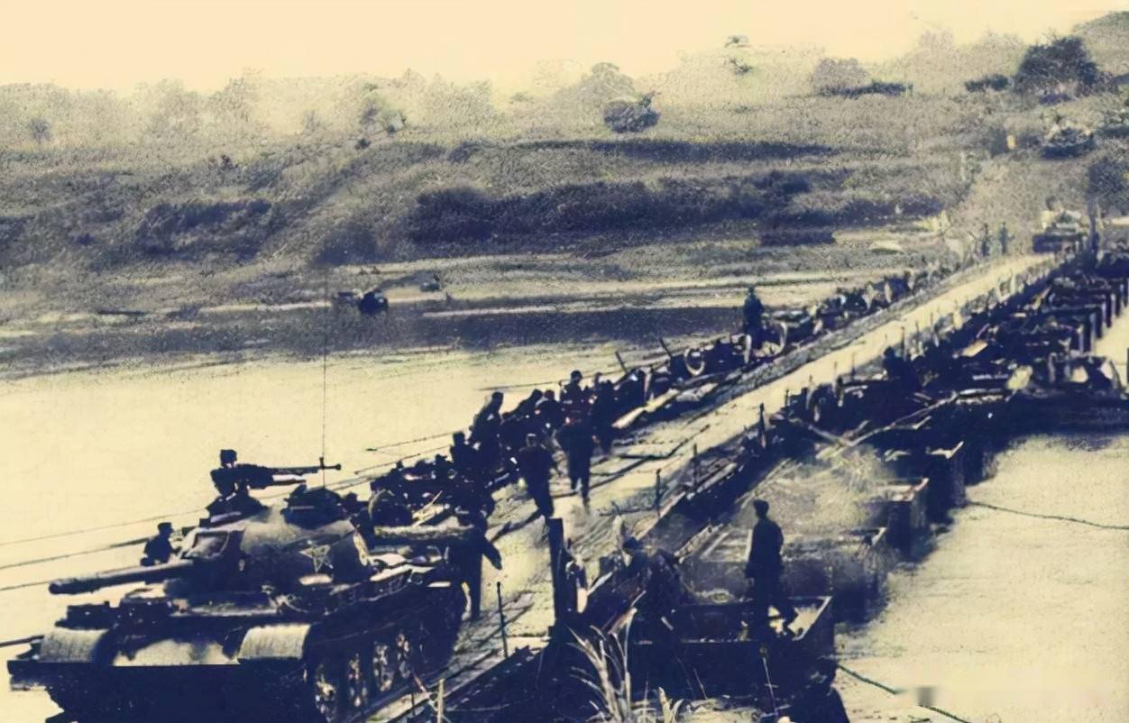 79年43军8辆坦克东溪穿插,越南客车与坦克并行,军民挥手致敬