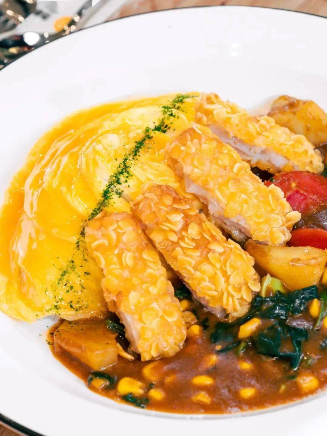 鲜味十足也碰撞出了不一样的火花炸虾排与咖喱酱的相遇炸虾排咖喱蛋