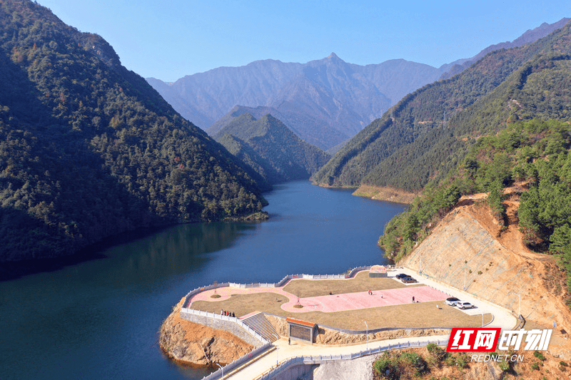 湖水|组图丨晴空万里游客至 碧湖青山入画来