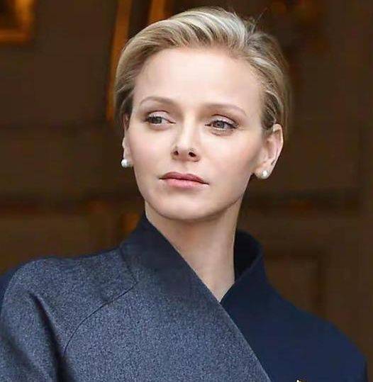 摩纳哥夏琳王妃从南非返回,和丈夫甜蜜同框,力破离婚传闻