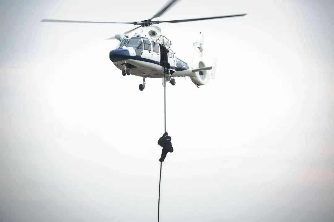 直九型直升机高空索降演练