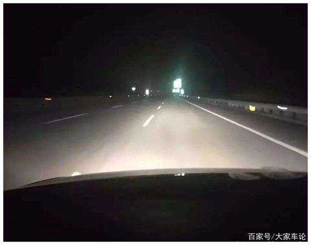 夜间高速公路行驶能一直开远光吗很多新手不懂这样最安全