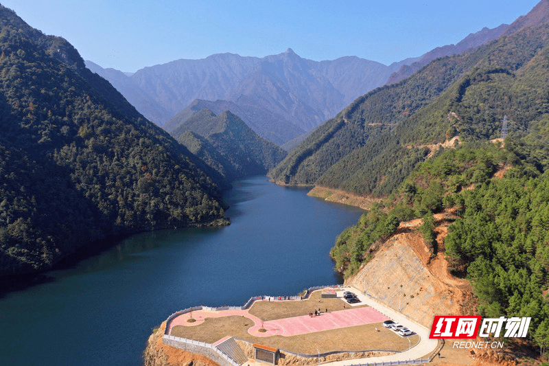 湖水|组图丨晴空万里游客至 碧湖青山入画来