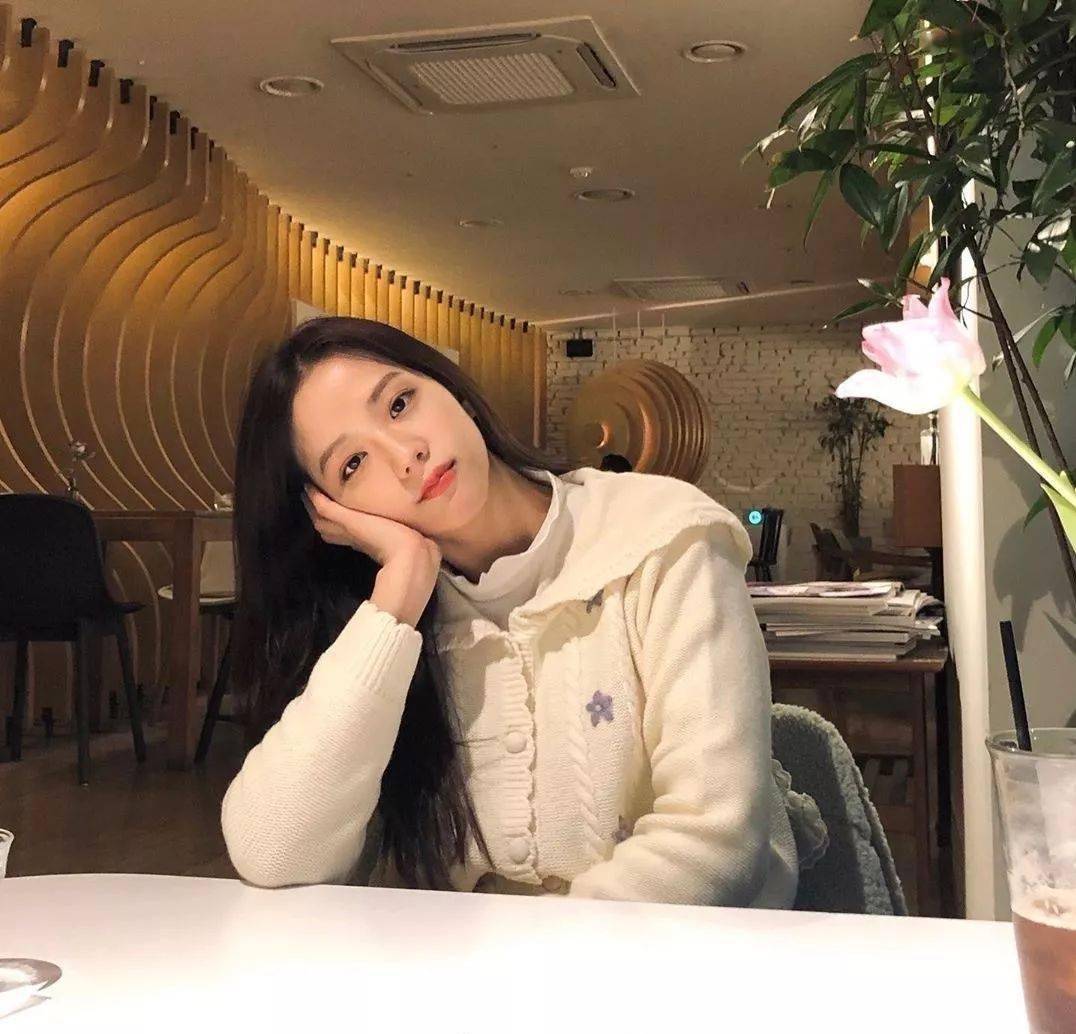 毛衣 果然，大圆脸就是要这样穿「烟管领」才好看！