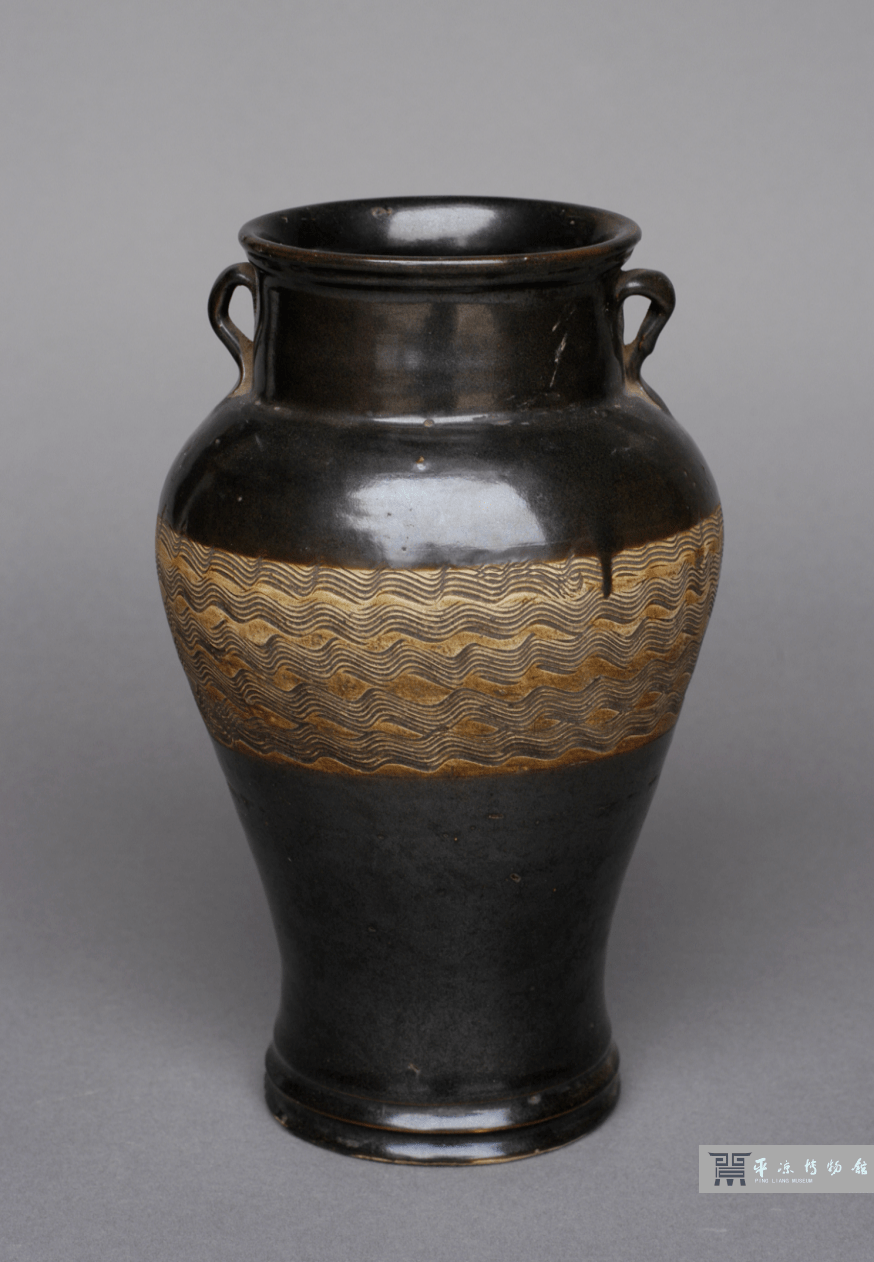 【创建全国文明城市 61 平博珍藏在线鉴赏】黑釉水波纹双耳罐_束颈
