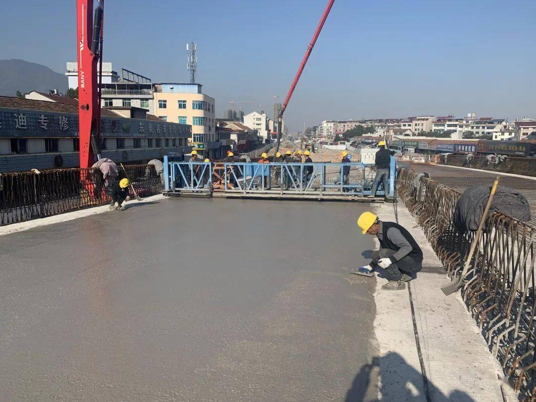 为保证桥面铺装混凝土的顺利浇筑,施工前,项目部结合现场实际,科学