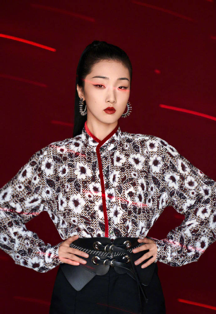 yamy郭颖《爆裂舞台》造型,古风侠女花木兰,眼前一亮