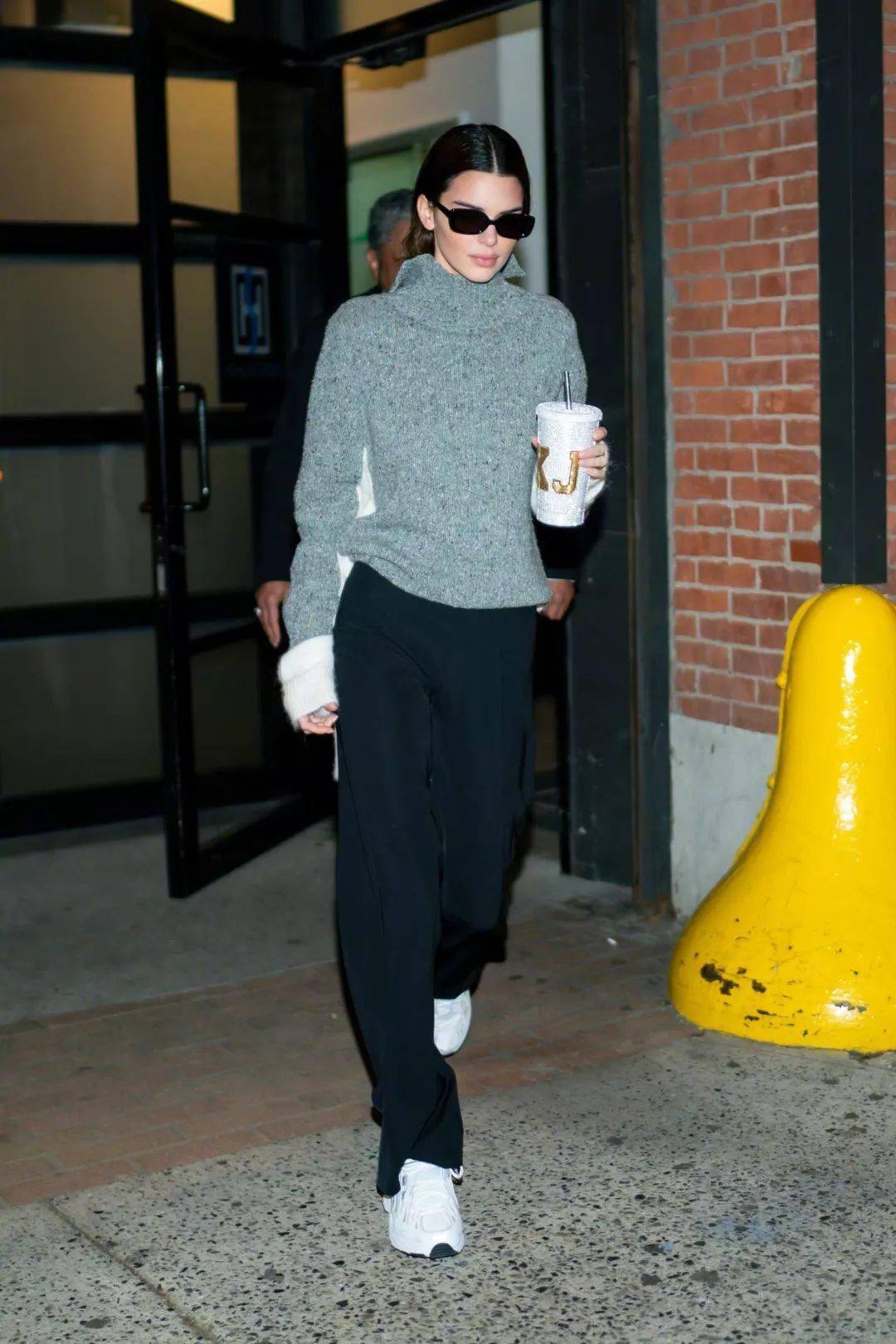 毛衣 果然,大圆脸就是要这样穿「烟管领」才好看!