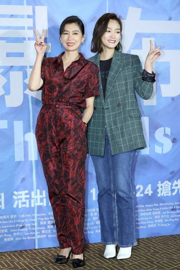 贾静雯罕见现身穿连体裤腿显挺长但一放生图身高才是真实矮