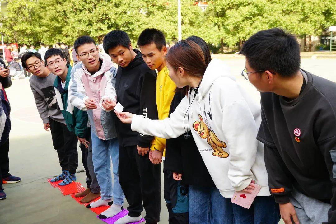 每轮游戏设置两支队伍,每支队伍按一字形竖向排列,脱鞋站指压板上进行