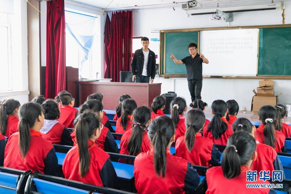 在黑龙江省安达市任民镇中心小学,李平(后左)和张雨在指导"村里的孩儿