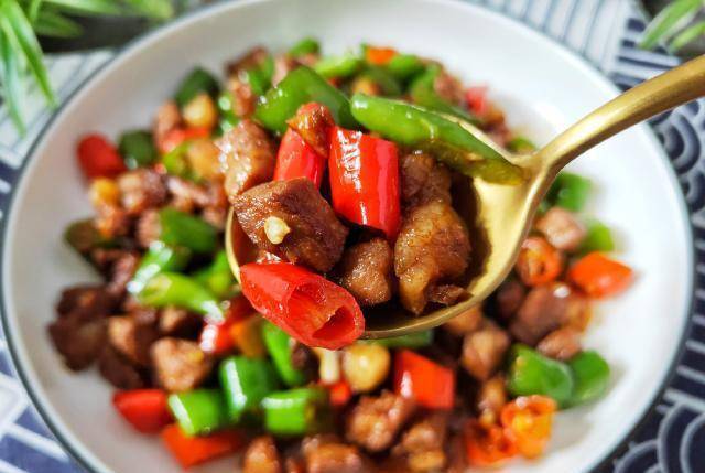 那么,下面就给大家分享这道杭椒炒肉丁的详细做法,喜欢的宝宝,一定要