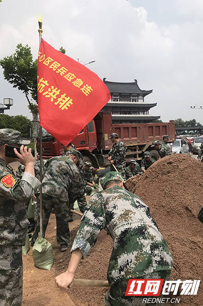 长沙警备区官兵和民兵预备役人员严阵以待战洪峰