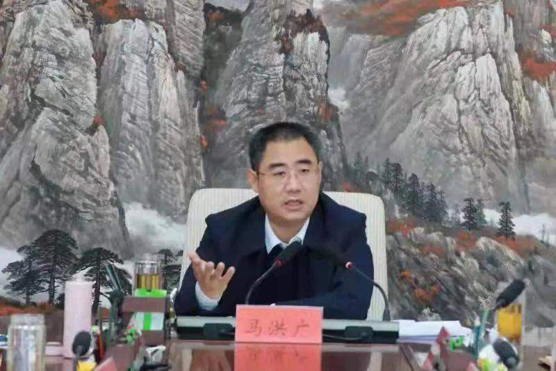 区委书记马洪广主持会议并讲话,区长陈涛出席会议讲具体意见.