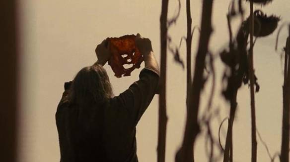 霍珀|重启版《德州电锯杀人狂》首曝预告：皮脸人魔重现