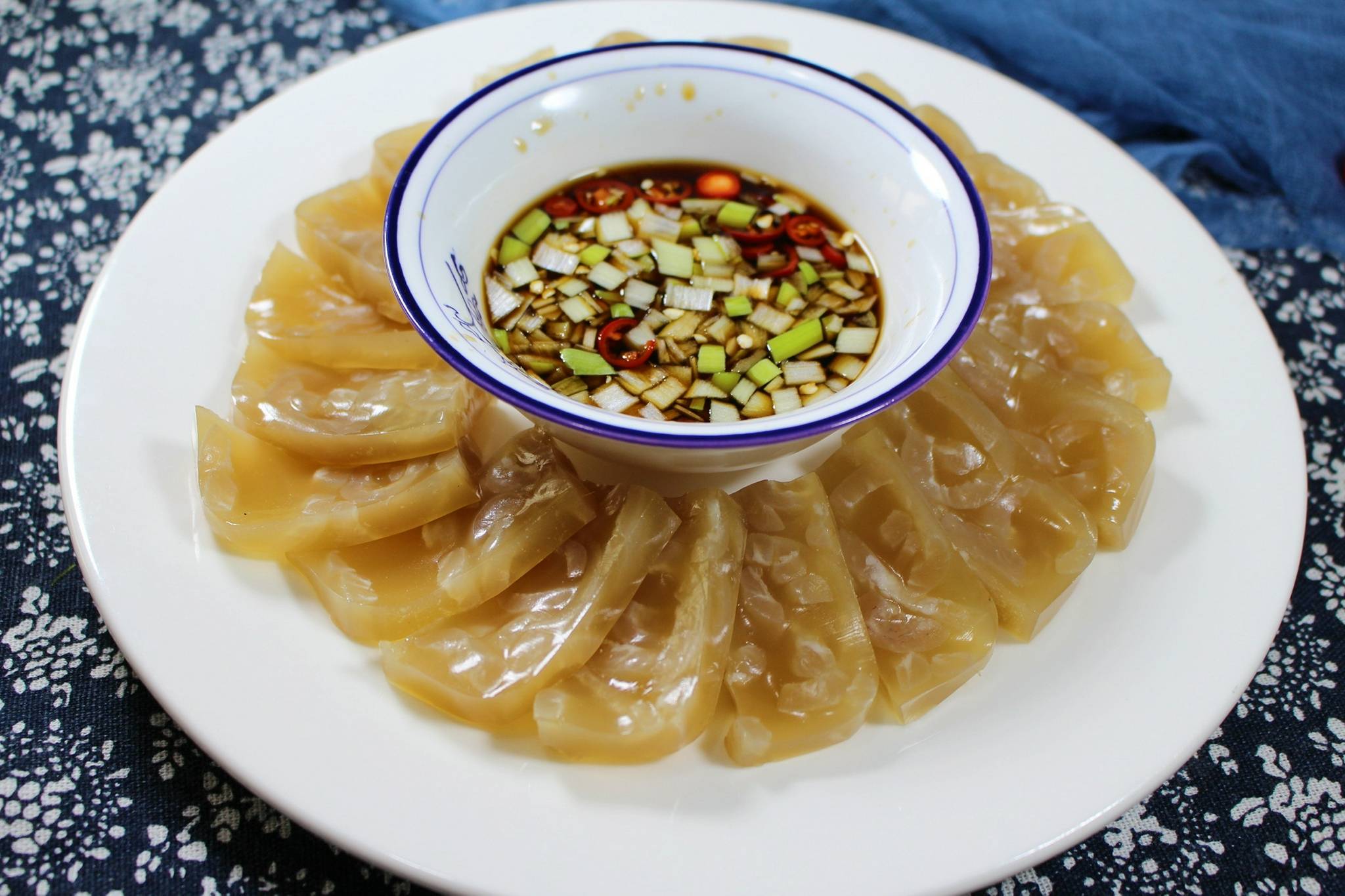 做猪皮冻时,想要晶莹透亮,2个步骤别做错,出锅肉皮冻Q弹好吃_盖子_腥味_过程