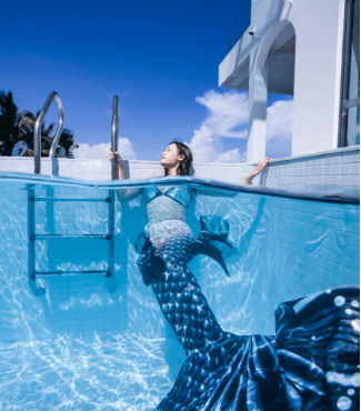 作为一项融合了花样游泳,自由潜,蹼泳,瑜伽和美感于一身的项目,美人鱼