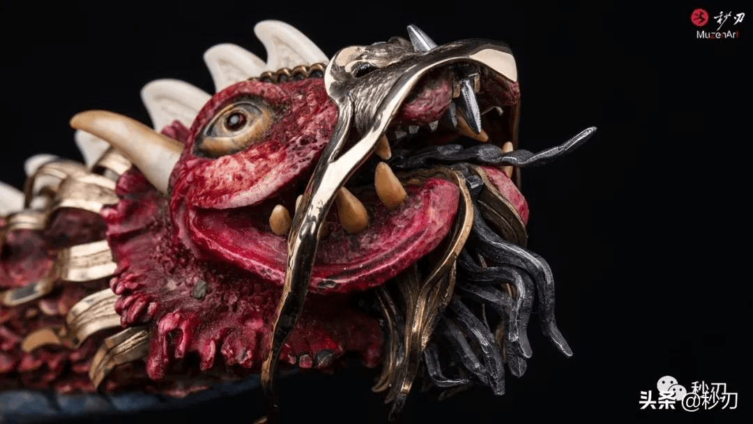 每一件"哥布林"作品都有其专属的底座,红龙的底座更是与众不同.