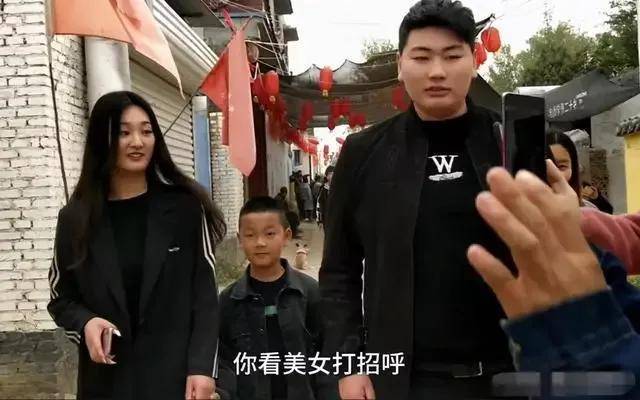 大衣哥儿媳陈萌和陈亚男对比 ab4b3a74b2c142dd9c27b3b3a197f361.jpeg
