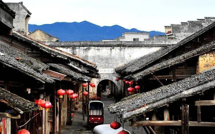 不宽的街道上铺着青石板,石板路两边是保存完好的老房子