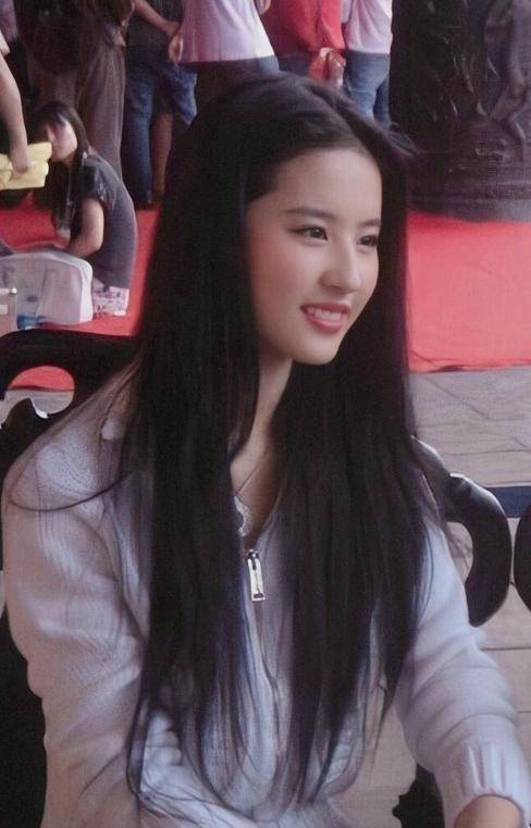 32岁刘亦菲再次走红,凭"花木兰"火遍海外,再也不敢嫌她了_活动_满贯
