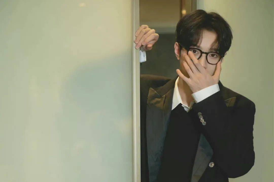 黑色 周雨彤白鹿的针织马甲也太上头了吧!赶紧学起来