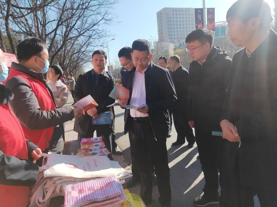 县委书记谢喜来等领导来到现场,详细查看了宣传内容,询问了宣传情况