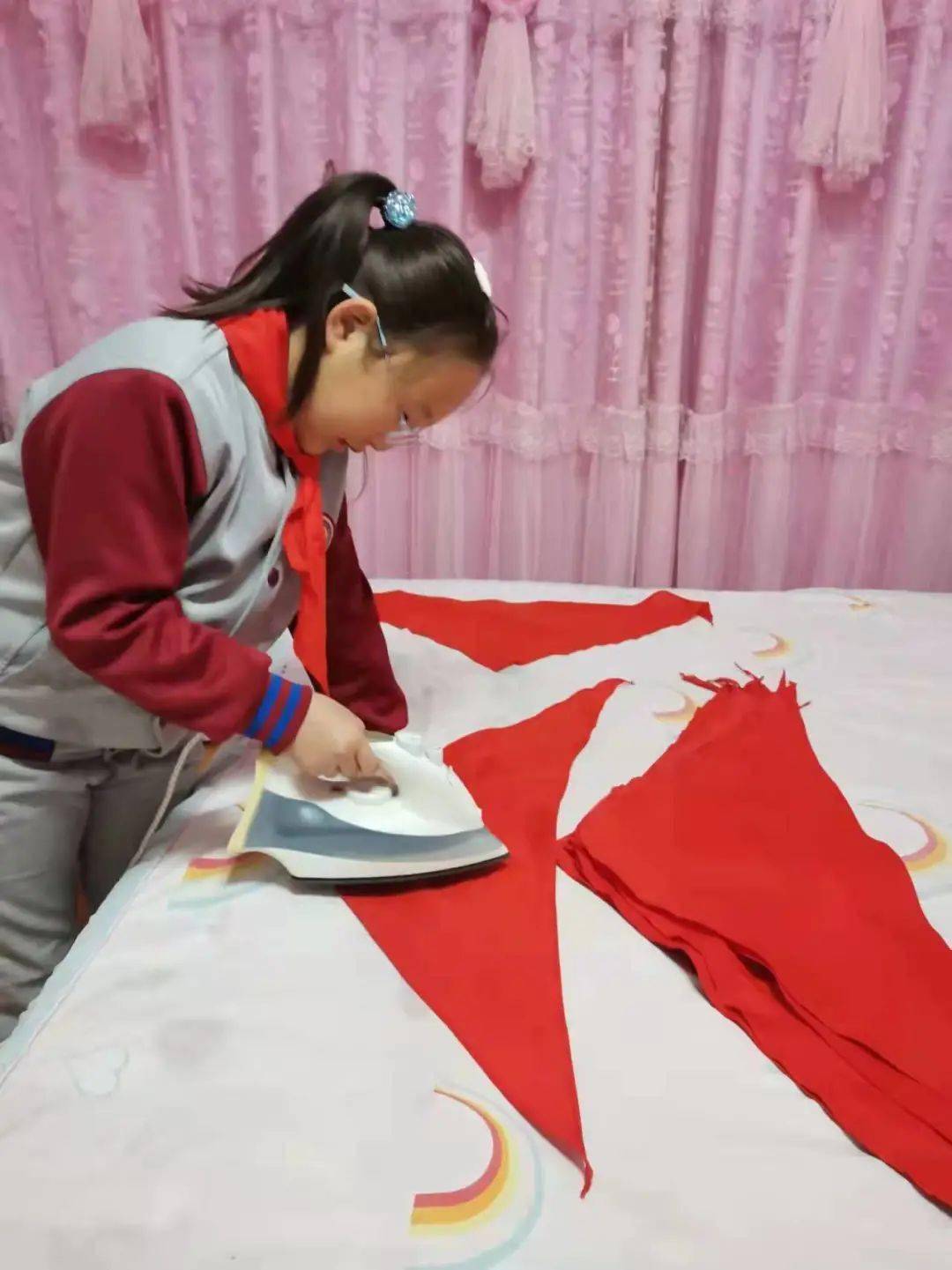 让红领巾在胸前飘扬青岛哲范小学红领巾诚信借用站诞生记