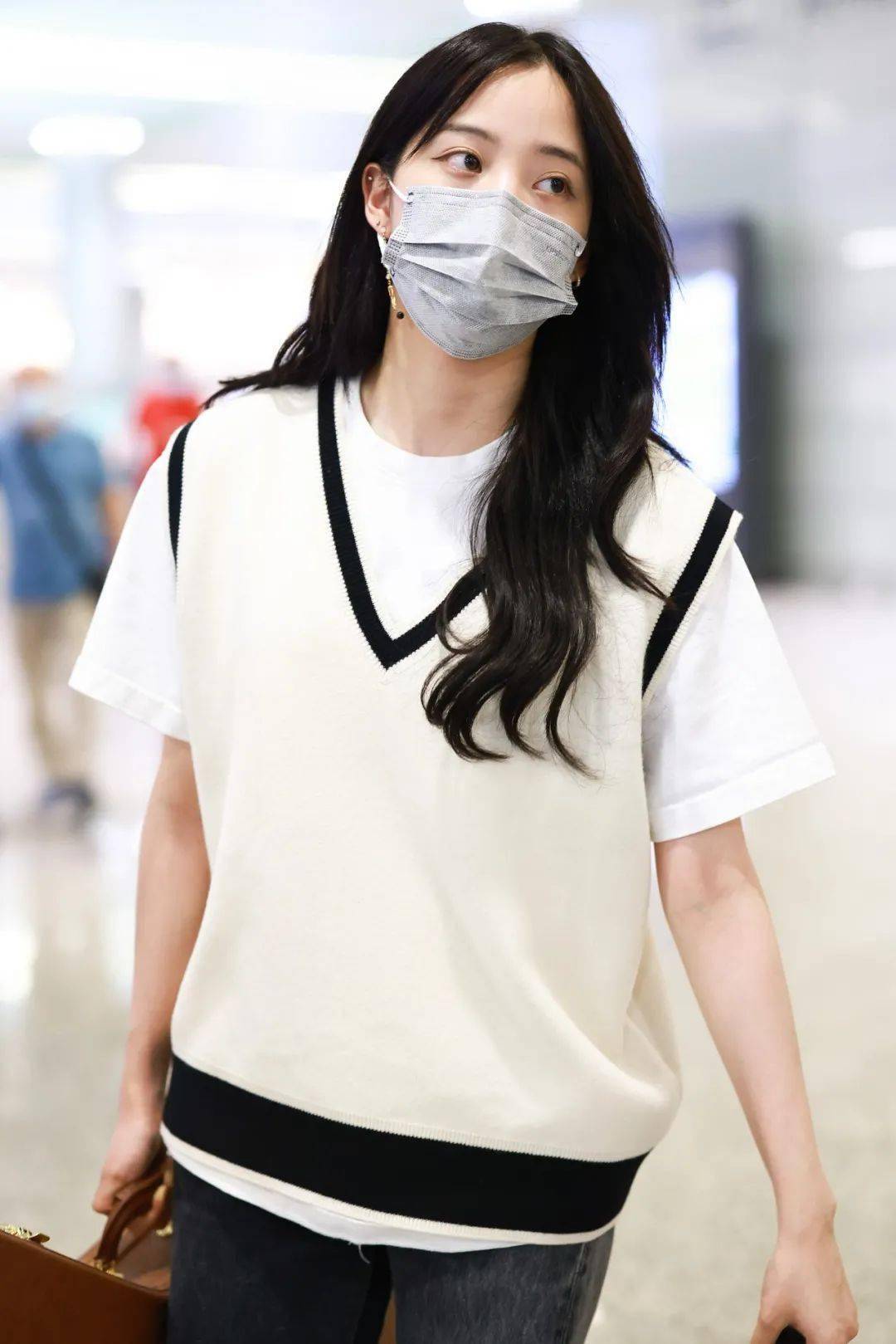 黑色 周雨彤白鹿的针织马甲也太上头了吧!赶紧学起来