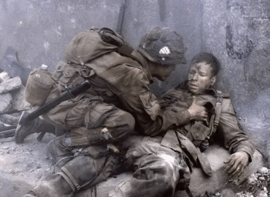 因为人被子弹击中非致命性部位时并不是因为受伤死亡,而是流血过多死