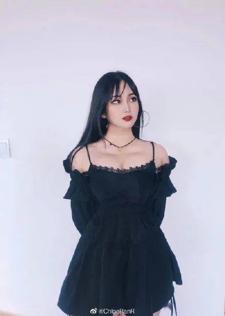 曲线 “胸大还穿吊带，一看就不是正经姑娘”