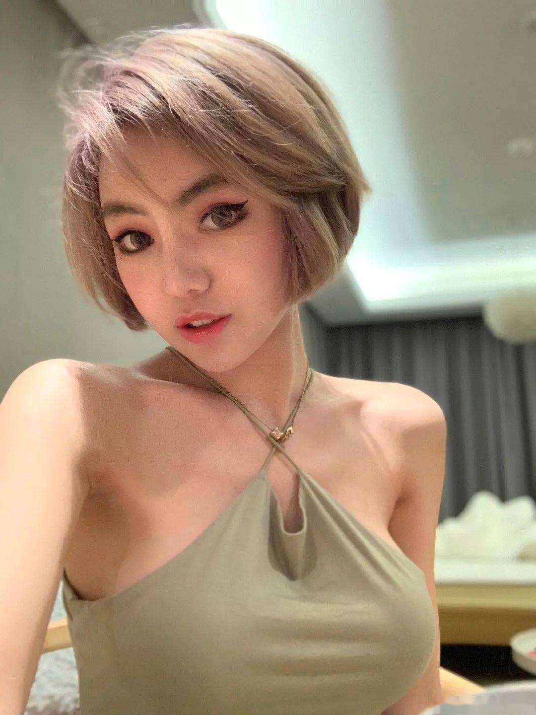 曲线 “胸大还穿吊带，一看就不是正经姑娘”