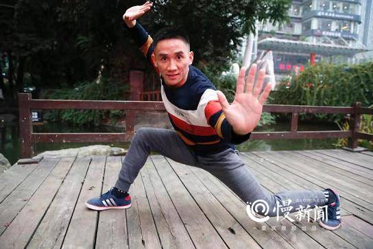 重庆小伙一招"蜻蜓点水"走红网络 国外网友留言想拜师