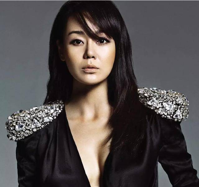 允珍,1973年出生,韩裔美籍,韩国青龙奖(密爱)、大钟奖影后(七天)。