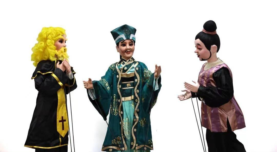 作品运用了传统杖头木偶和皮影的形式来演绎,西戏中演,洋为中用,是