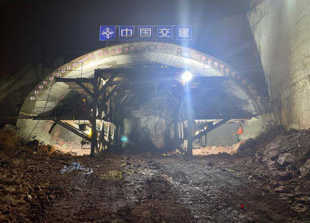 重庆轨道交通18号线北延工程首个区间正线暗挖隧道正式进洞施工