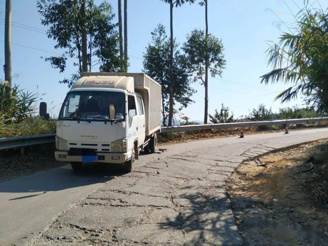 马江至北陀绕山公路发生一起交通事故,小车大灯保险杠水箱都撞烂.