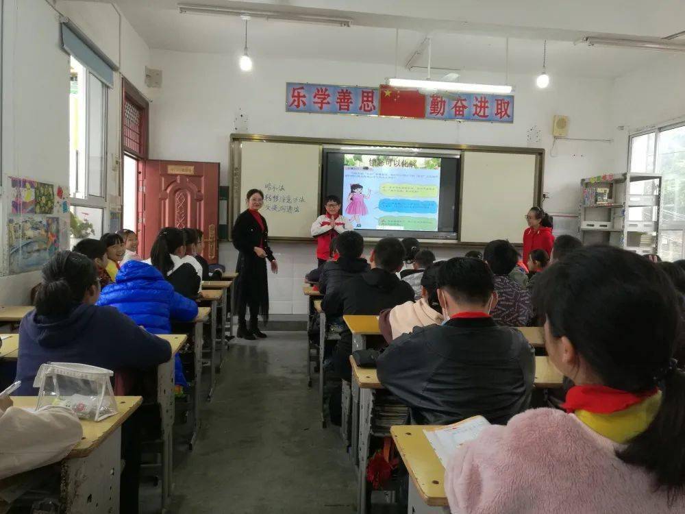 长阳土家族自治县龙舟坪镇花坪小学生本教育花正艳七彩课堂香更浓