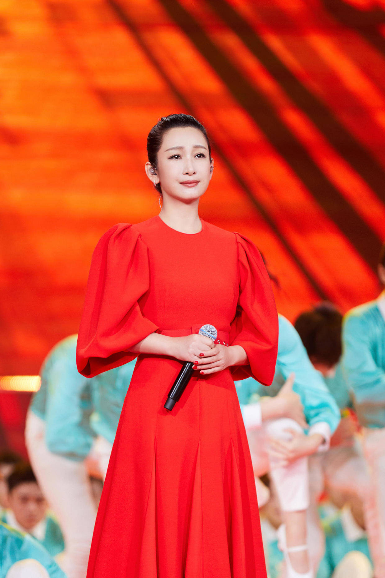 秦海璐随便穿穿都有好气质,红色泡泡袖连衣裙高贵精致,气场全开_款式