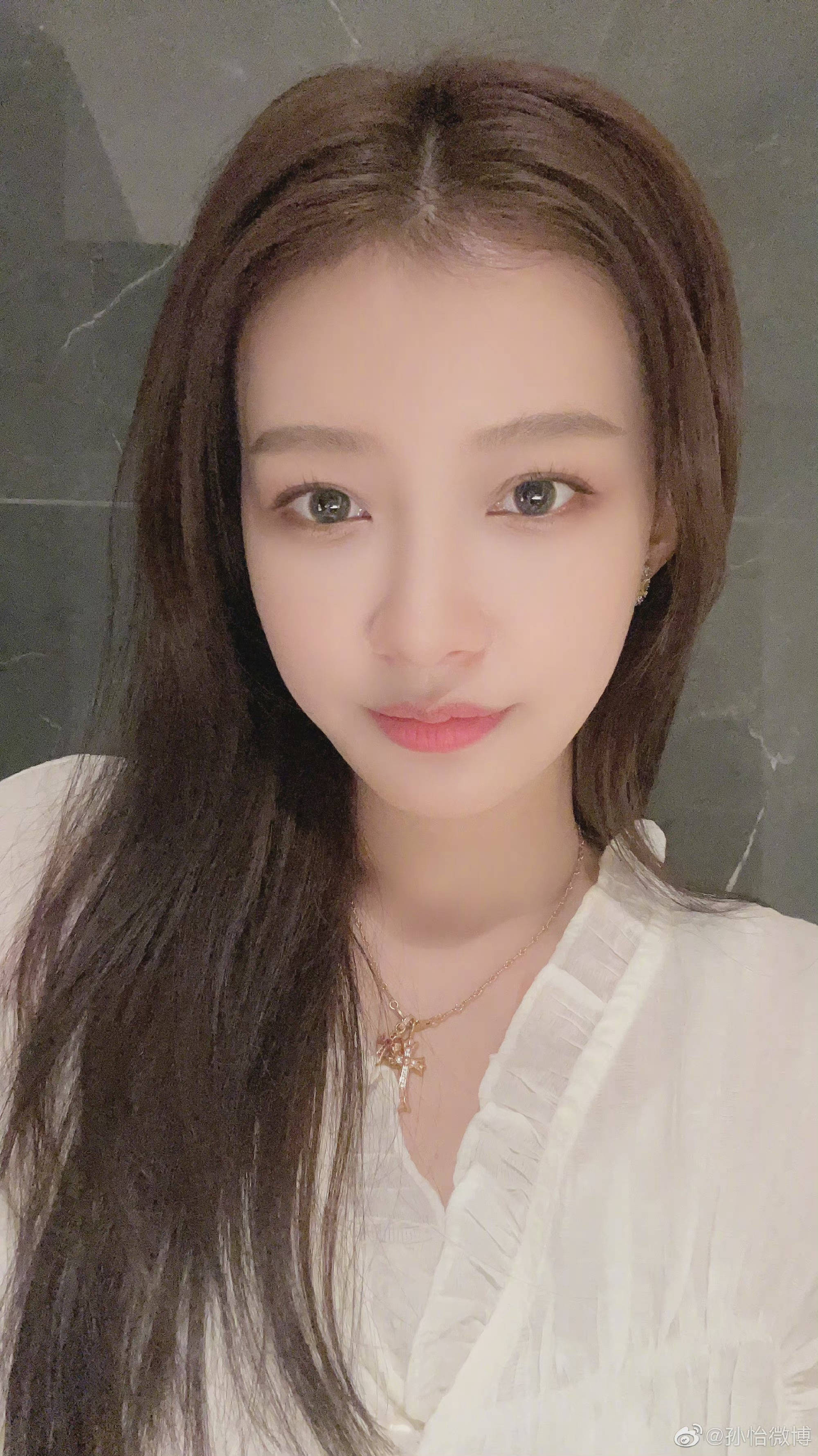 孙怡分享自拍,姐姐还染了新发色,怪美的～自拍也要多多分享呐