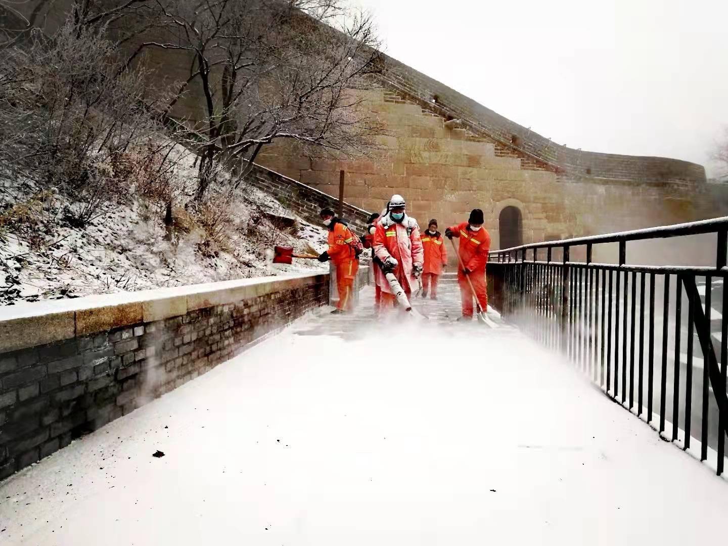 景区|雪中八达岭长城，这道橘红色“风景”也很美