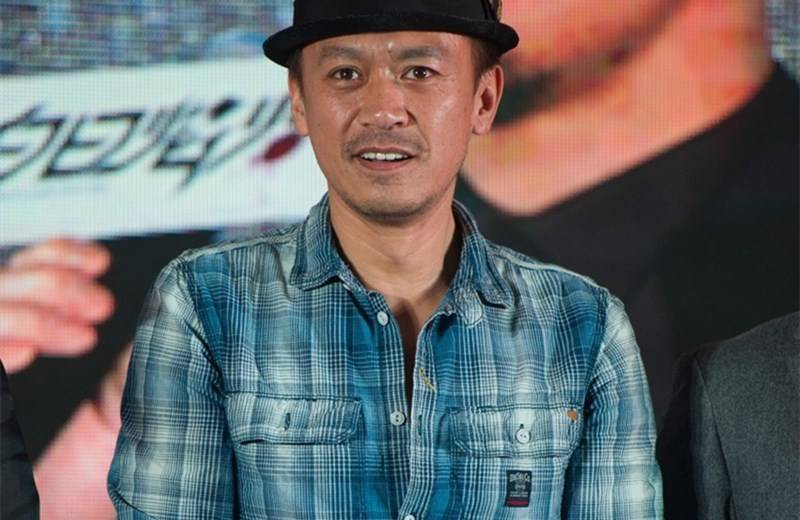 48岁王学兵挺大肚腩携娇妻与娃外出,当街扔烟纸被群嘲_妻子_网友_儿子