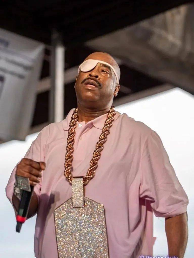 疯狂整活用大公鸡当项链没个颈椎病都不配当rapper