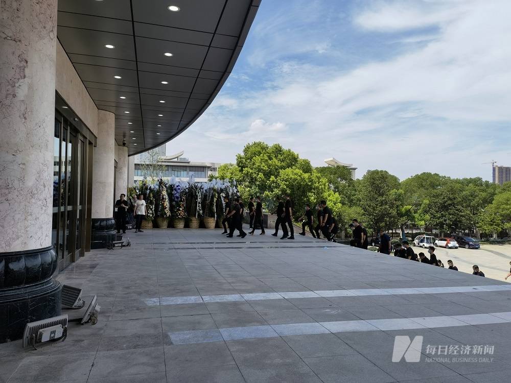 泰州市民自发吊唁扬子江药业已故董事长徐镜人其子徐浩宇戴孝迎接