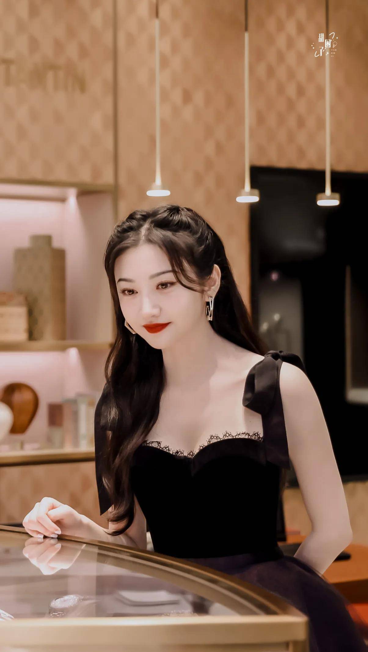 景甜最新造型出炉黑色晚礼服衬托出白嫩肤色太美了