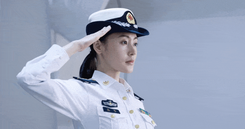 在热播剧《和平之舟》中,张天爱饰演一名女军医路阳……