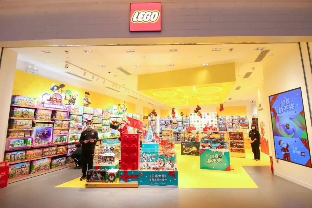 圣诞季新品已到达店内已经被浓浓的圣诞氛围搞定了,橱窗里满是迷人